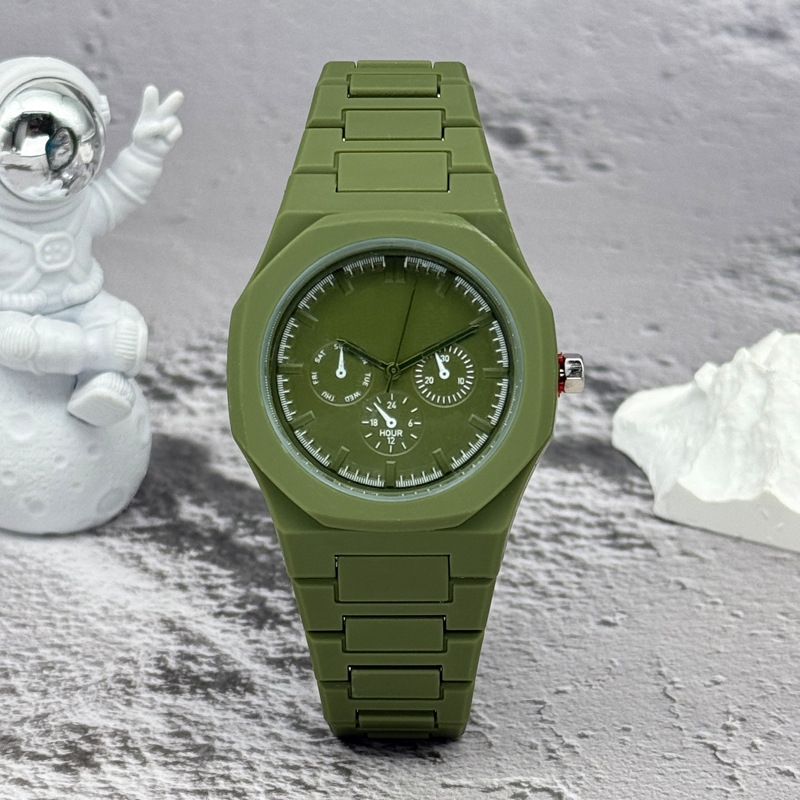Reloj de pulsera de cuarzo de  - Luxury Watch News reseña y precio